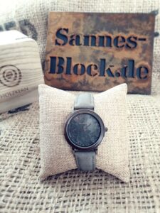 Holzkern Uhr