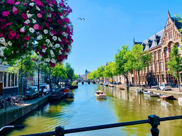 Ein Boot in Amsterdam mieten ist eine der besten Möglichkeiten, die Stadt zu erkunden